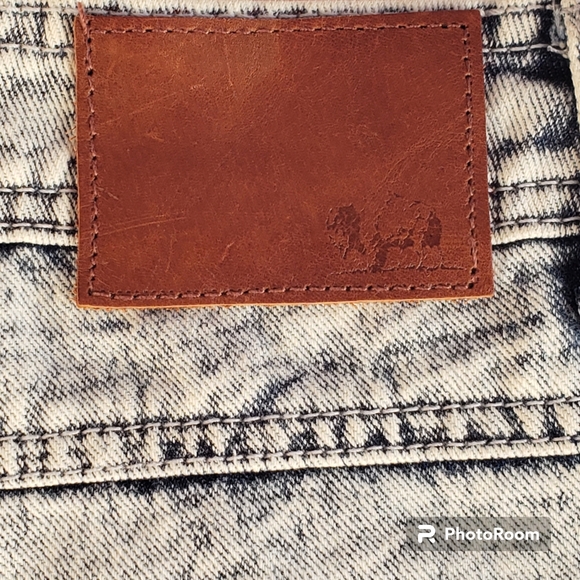 SOLD Bellfield acid wash embroidered floral cut off jean shorts - Picture 9 of 10